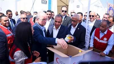وزير الخارجية ورئيس وزراء فلسطين يتفقدان المركز اللوجيستي الرئيسي للهلال الأحمر
