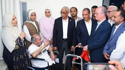 وزير الخارجية ورئيس الوزراء الفلسطيني يزوران الجرحى بمستشفى العريش العام