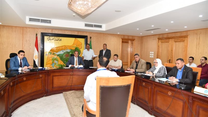 محافظ الفيوم اثناء اللقاء