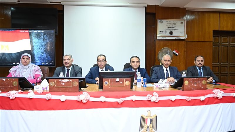 رئيس جامعة الفيوم والنواب أثناء الدورة 