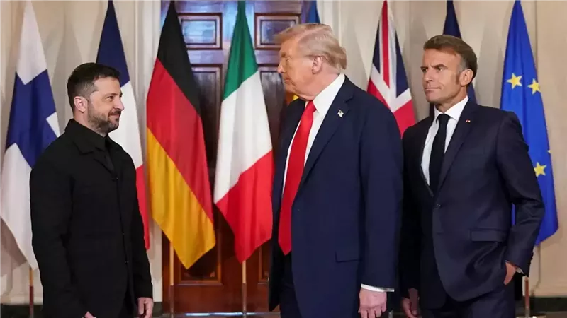 إيمانويل ماكرون ودونالد ترامب وفولوديمير زيلينسكي  