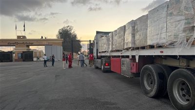قافلة المساعدات الإنسانية الثامنة عشرة تدخل قطاع غزة اليوم
