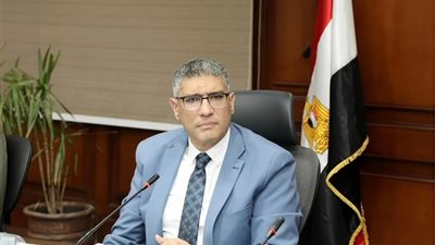 محافظ الجيزة يجازي مسؤولين بحي الهرم لتقاعسهم عن تنفيذ إزالة لمخالفات بناء