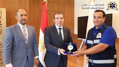 هيئة الإسعاف تكرّم طاقما أعاد أمانة بـ1.5 مليون جنيه وتمنحهم مكافأة مالية