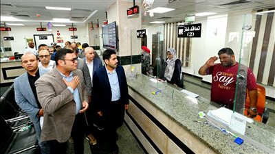 وزير الإسكان يتفقد المركز التكنولوجي لخدمة المواطنين بالعبور الجديدة