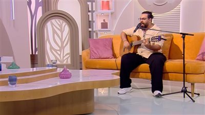 علي رؤوف يرتجل أغنية 