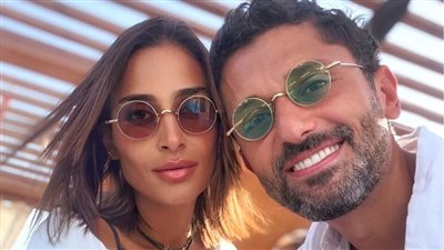 كريم محمود عبد العزيز يتغزل في زوجته: هتعملي تصميمات أزياء مسلسلي الجديد (فيديو)