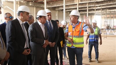 وزير الصحة يتفقد مشروع إنشاء المخازن الاستراتيجية للمنتجات والأجهزة 