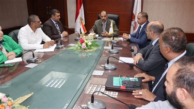 محافظ سوهاج يبحث مع مؤسسات مالية آليات الترويج للفرص الاستثمارية بالمحافظة