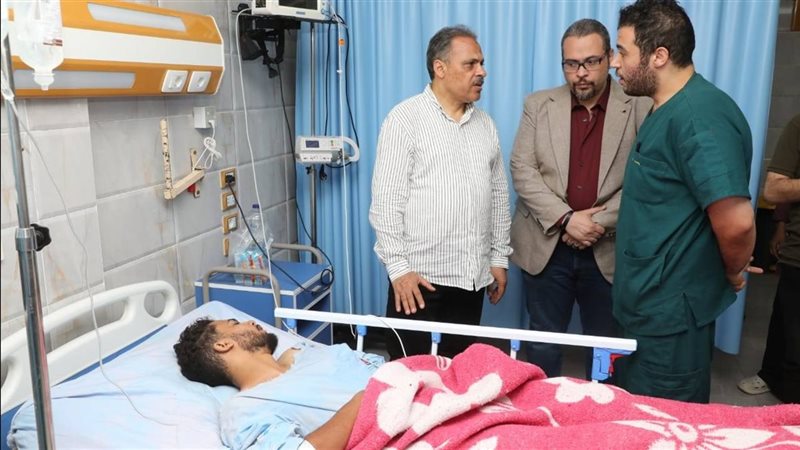 محافظ الشرقية أثناء زيارة المصابين
