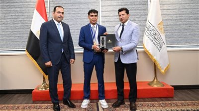 وزير الشباب والرياضة يلتقي بطل الكيك بوكس محمد راتب