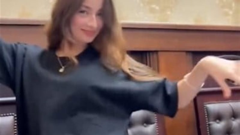 فتاة ترقص من داخل المحكمة