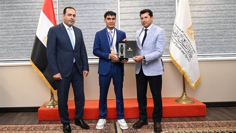 اشرف صبحي واللاعب محمد راتب