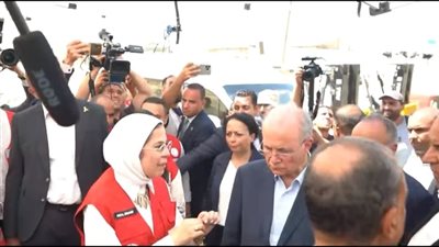 رئيس الوزراء الفلسطيني في جولة إنسانية بمعبر رفح برفقة الهلال الأحمر المصري