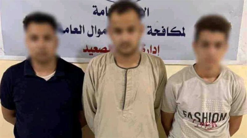 المتهمون عقب ضبطهم 