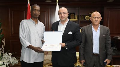 محافظ بني سويف يكرم عامل مزلقان السادات بعد إنقاذه شابا من الموت