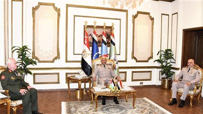 القائد العام ورئيس الأركان يبحثان التعاون العسكري مع نظيرهما الأردني