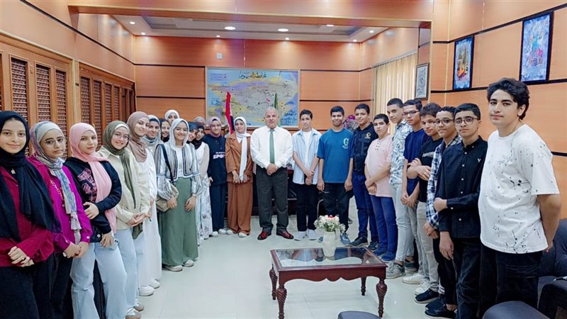 وكيل وزارة تعليم الفيوم أثناء استقباله الطلالب المتفوقين