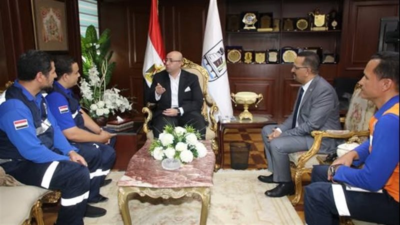 محافظ بني سويف يكرم مُسعف وسائق أعادا مبلغًا ماليًا لصاحبته 
