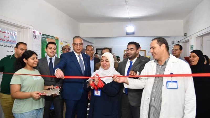 محافظ الفيوم اثناء قص الشريط