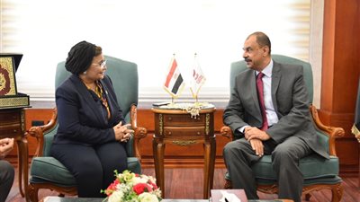 نائب وزير الصحة تبحث مع محافظ سوهاج ملفات الصحة والسكان 