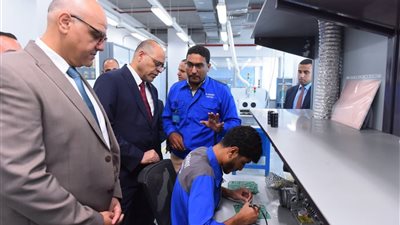 وزير العمل ومحافظ القليوبية يزوران مركز مجموعة العربي للبحوث والتطوير