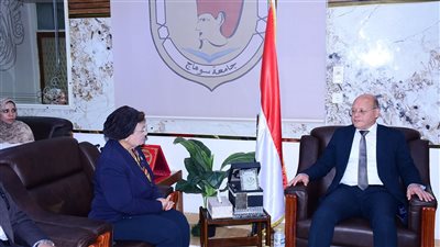 نائب وزير الصحة تبحث عددا من الملفات لتعزيز دور جامعة سوهاج
