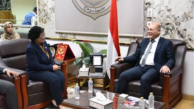نائب وزير الصحة تبحث تعزيز دور جامعة سوهاج في مواجهة الأزمة السكانية