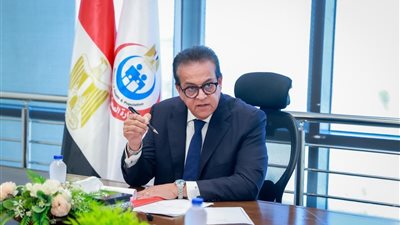 وزير الصحة يناقش مستجدات ملف تكليف أعضاء المهن الصحية 