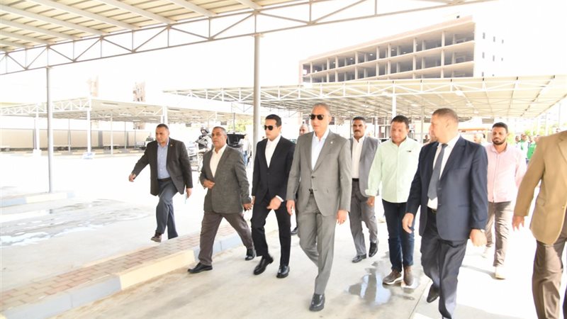 محافظ الفيوم يتفقد موقف سيارات الاجرة الجديد