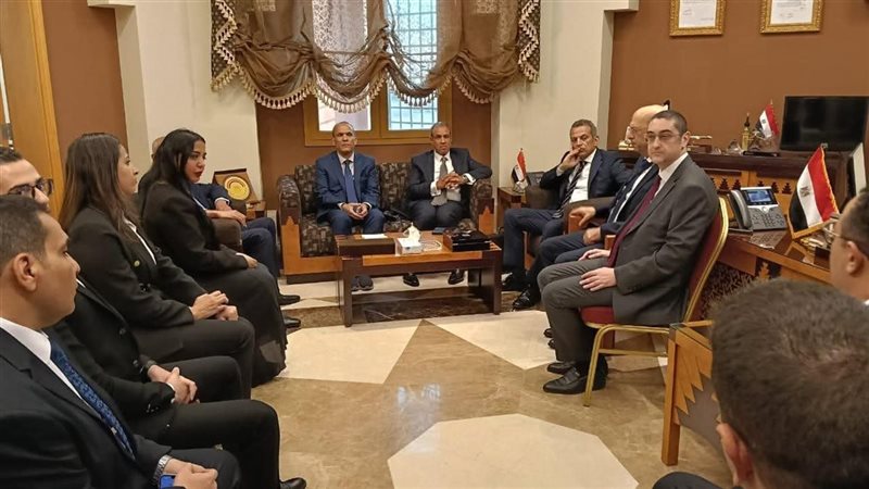 وزير الخارجية خلال تفقده القنصلية المصرية في جدة 