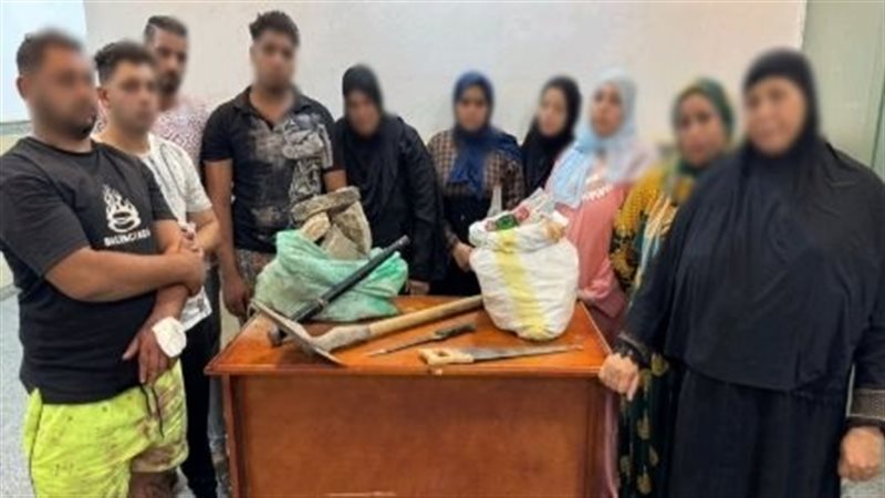 المتهمون عقب ضبطهم 