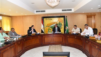 محافظ الفيوم يتابع معدلات أداء تقنين أملاك الدولة والتصالح في مخالفات البناء