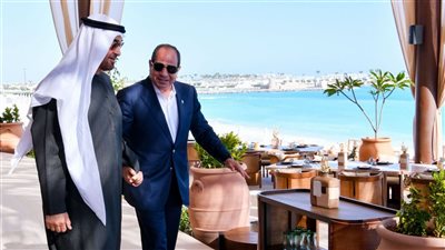 الرئيس السيسي والشيخ محمد بن زايد بأحد المطاعم وسط أجواء العلمين الساحرة