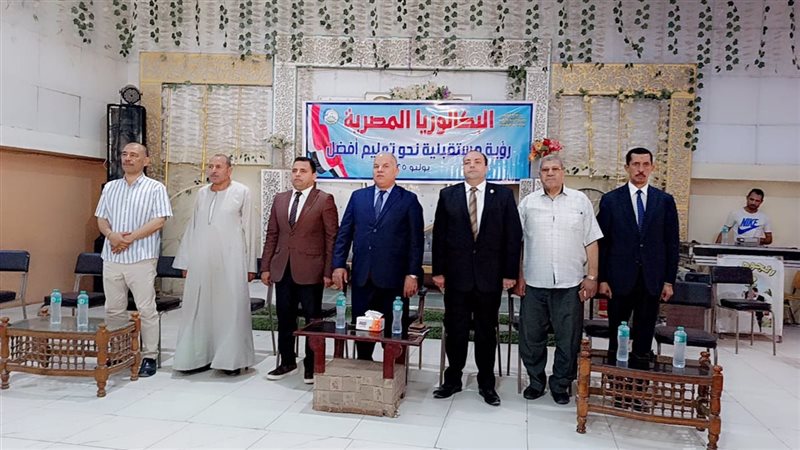 وكيل وزارة تعليم الفيوم أثناء اللقاء