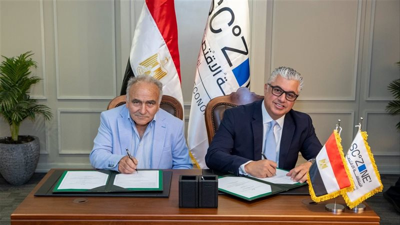رئيس اقتصادية السويس خلال توقيع العقد