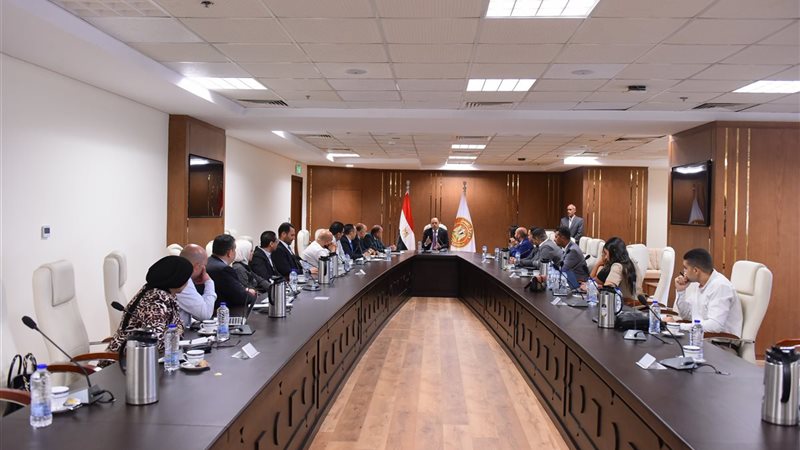 خلال الاجتماع 