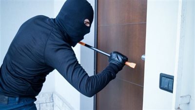 ضبط عاطل سرق شباك سلم من أحد عقارات القاهرة 