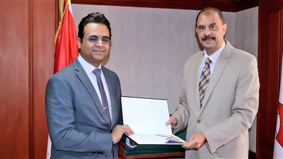محافظ سوهاج يكرم “دويدار” و9 من مديري الإدارات الفنية والوحدات الصحية المعتمدة