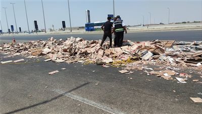  سقوط حمولة سيراميك يعطل الحركة المرورية أعلى الدائري الأوسطي بالشروق