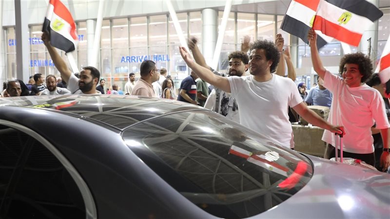 لحظة وصول أحمد ناصر لمطار القاهرة الدولي