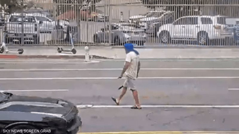 هندي يهاجم المارة بـ