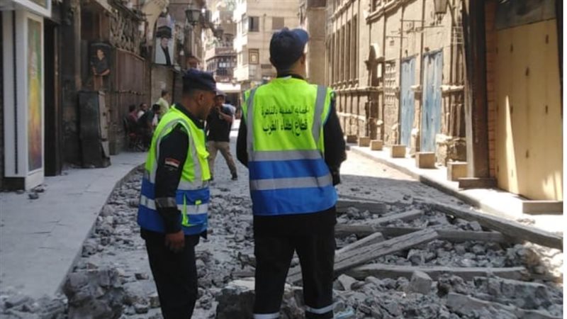جانب من انهيار العقار 