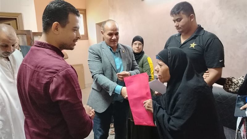 عقود عمل لـ5 شباب من ذوي الهمم
