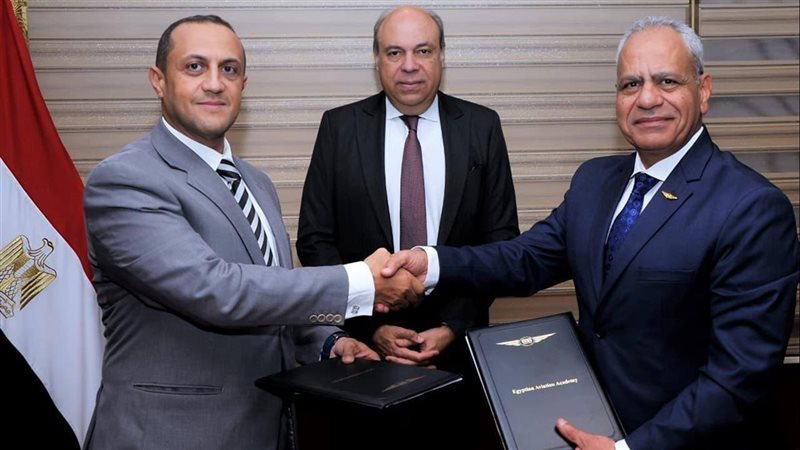 جانب من توقيع البروتوكول بحضور وزير الطيران