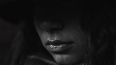سعاد أمام محكمة الأسرة: اكتشفت ملابس نسائية وواقي ذكري في سيارته