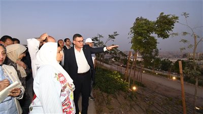 وزير الإسكان يتابع 