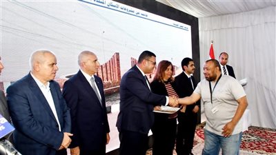 وزير الإسكان يسلم عقود وحدات الإعلانين العاشر والرابع عشر بـ«سكن لكل المصريين »