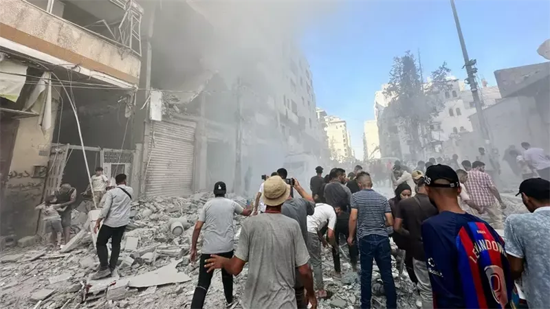 قصف إسرائيلي استهدف عمارة سكنية في مدينة غزة 