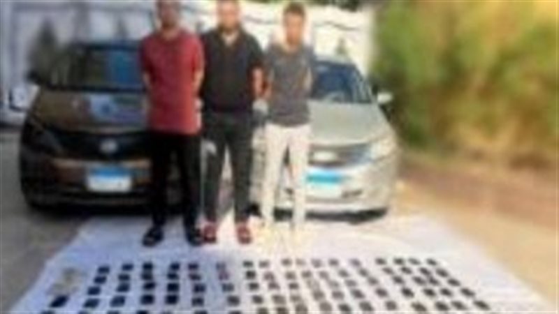 العناصر الإجرامية وبحوزتهم جانب من المضبوطات 